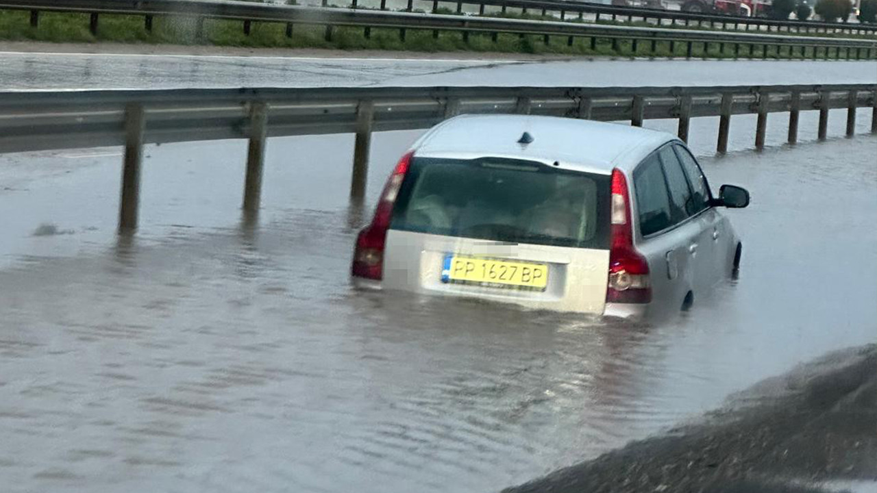 Su birikintisine giren otomobil mahsur kaldı