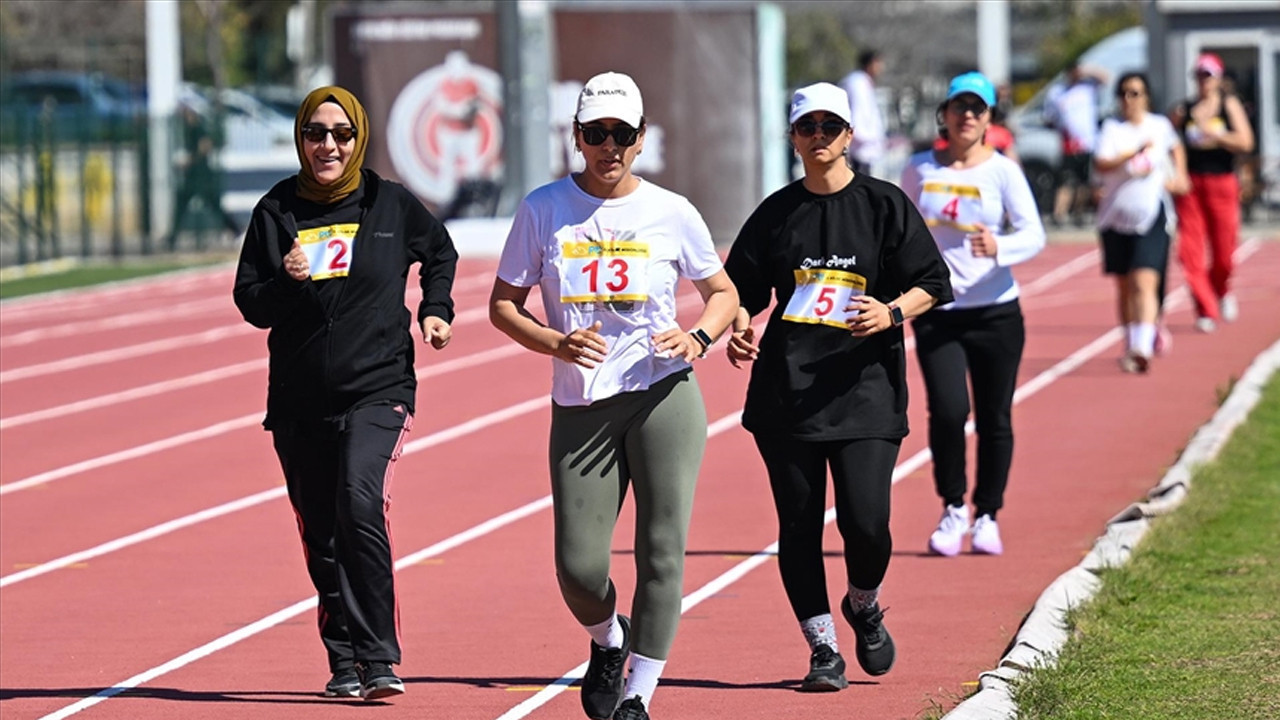 Adana’da postacılar milli takım için yarıştı