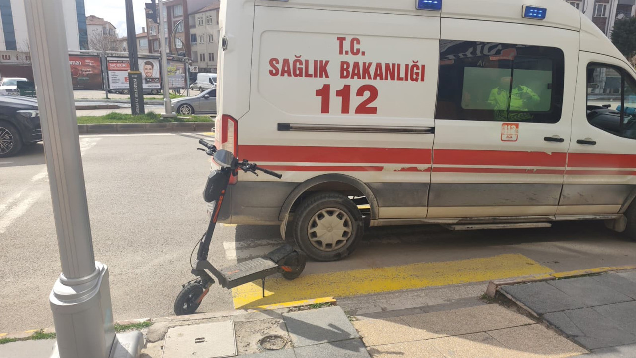Aksaray’da ters yönde ilerleyen elektrikli scooter sürücüsü yolda yayaya çarptı: 1 yaralı