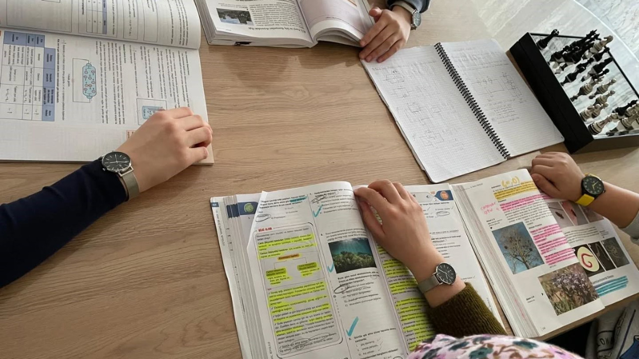 Bakan Göktaş'tan koruma altındaki çocuklara hediye saat