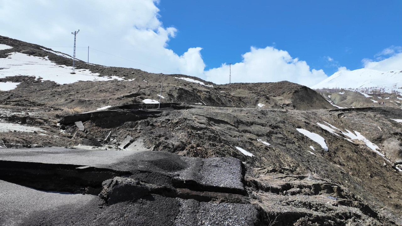 Bingöl’ü sağanak vurdu: Köy yolu çöktü