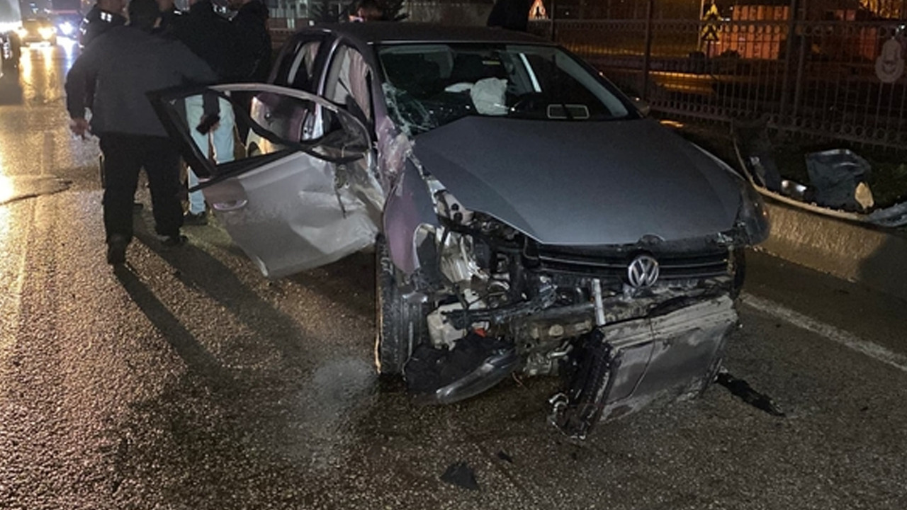 Bursa'da kontrolden çıkan otomobil direğe çarptı: 2 yaralı