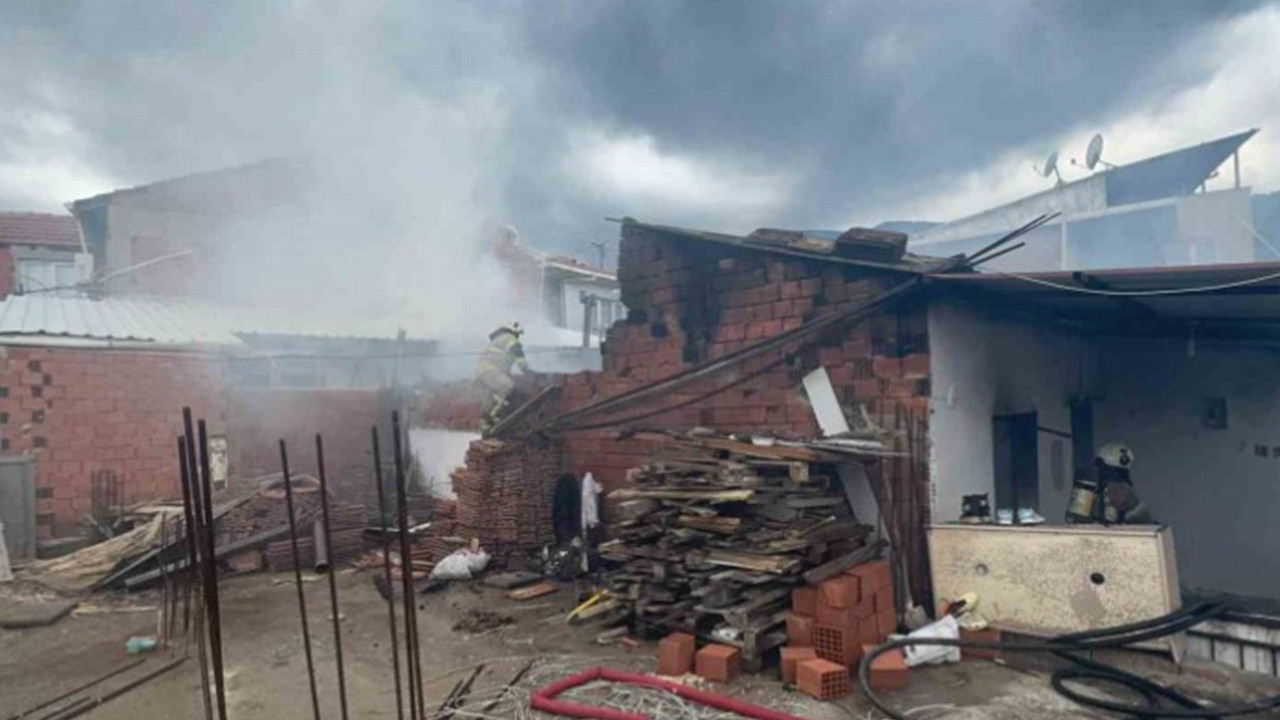 İzmir’de tek katlı evde yangın