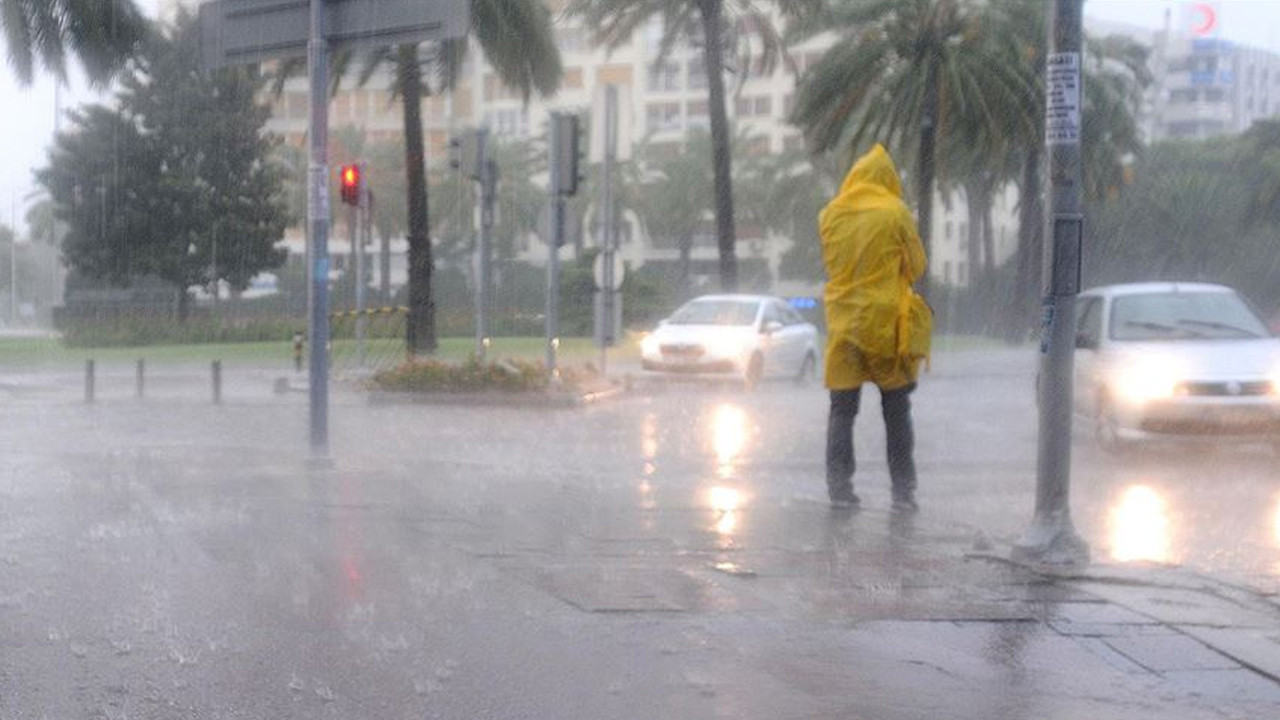 İzmir’e "sarı" kodlu uyarı: Çok kuvvetli sağanak b…