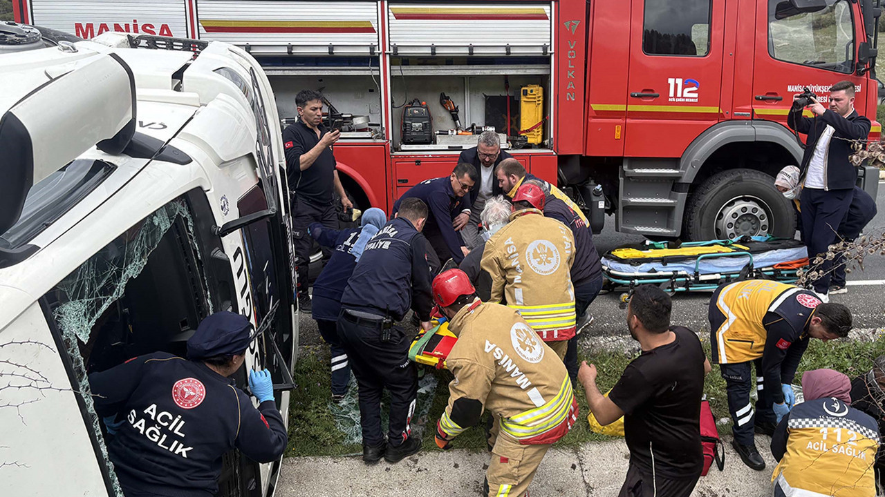 Metrelerce sürüklenen tanker kanala uçtu: 3 kişi araçta sıkıştı