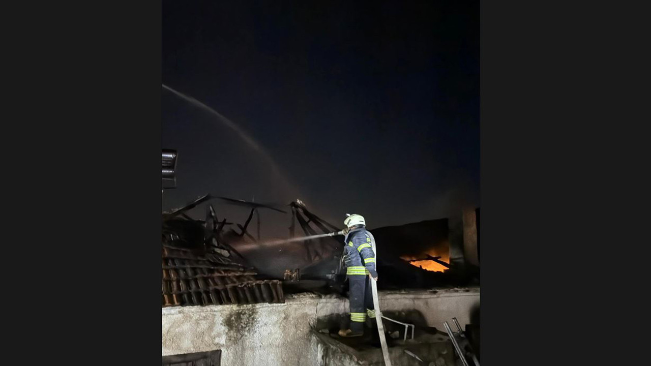 Milas’ta ev yangını: Ahşap çatı bir anda alev aldı