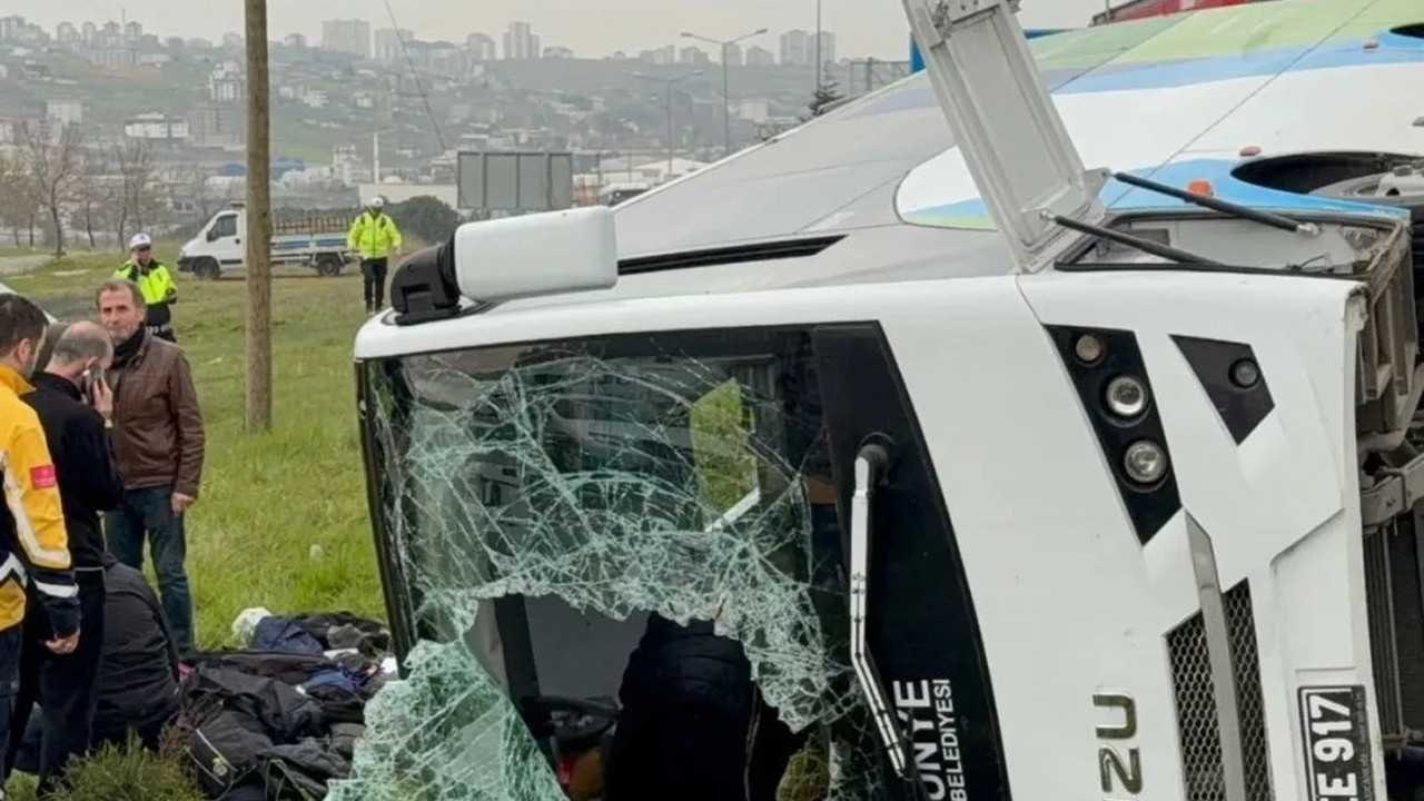 Ünye Fen Lisesi kafilesini taşıyan araç şarampole devrildi