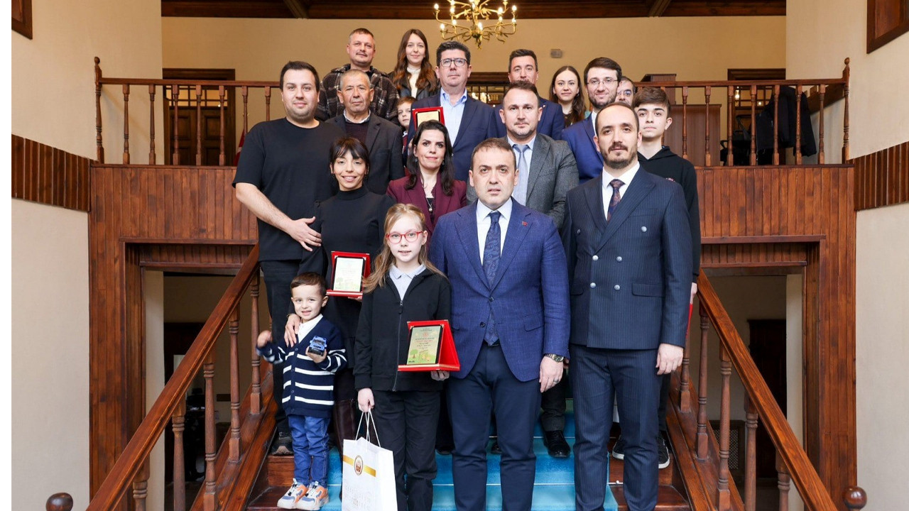 Vali Sözer, “Yılın Okuru” ödüllerini sahiplerine takdim etti