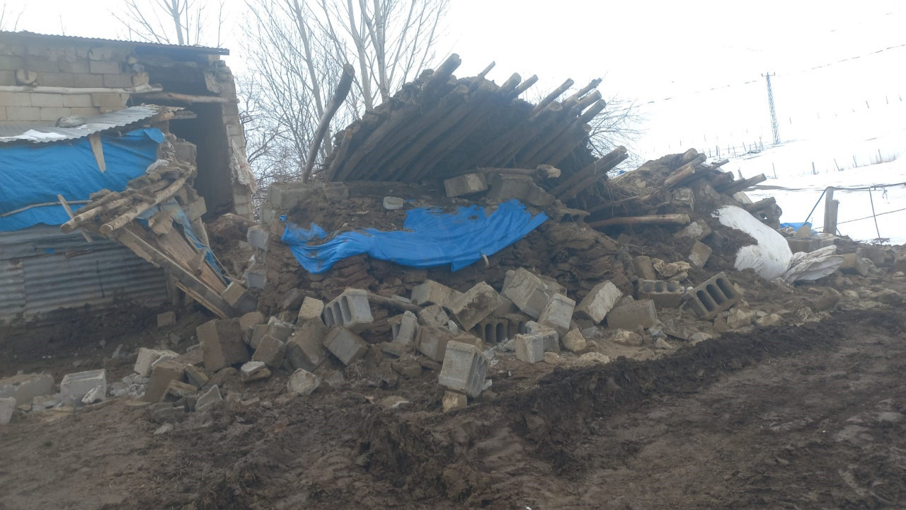 Van'da ahır çöktü: 23 koyun enkazın altında can verdi