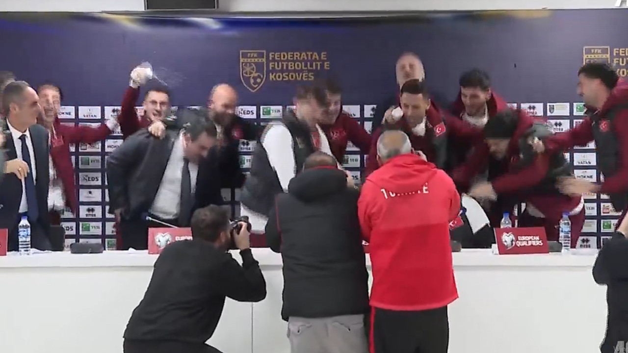 A Milli Takım oyuncuları Montella'nın basın toplantısına sulu baskın yaptı