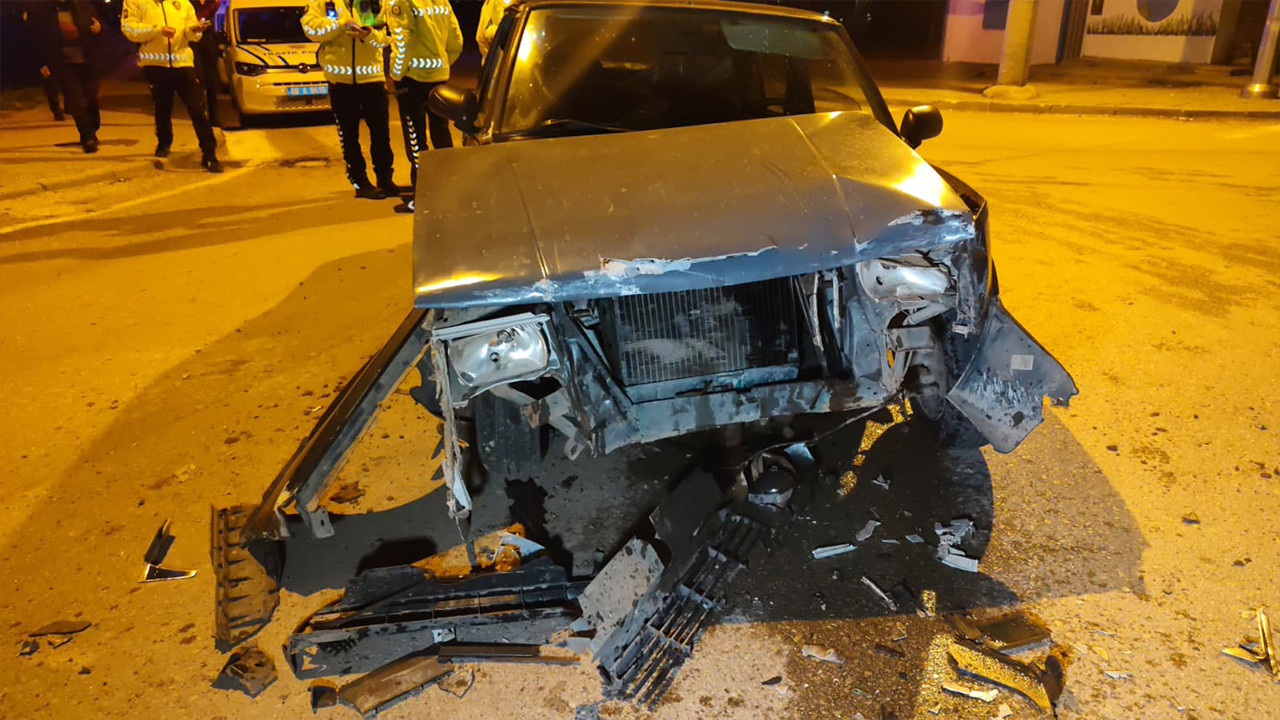 Aksaray'da iki otomobil çarpıştı: 1 yolcu yaralandı