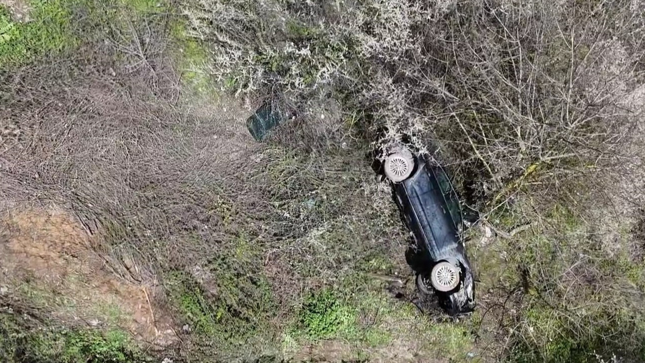 Bariyerleri aştı ağaca çakıldı: Sürücü araç içeris…