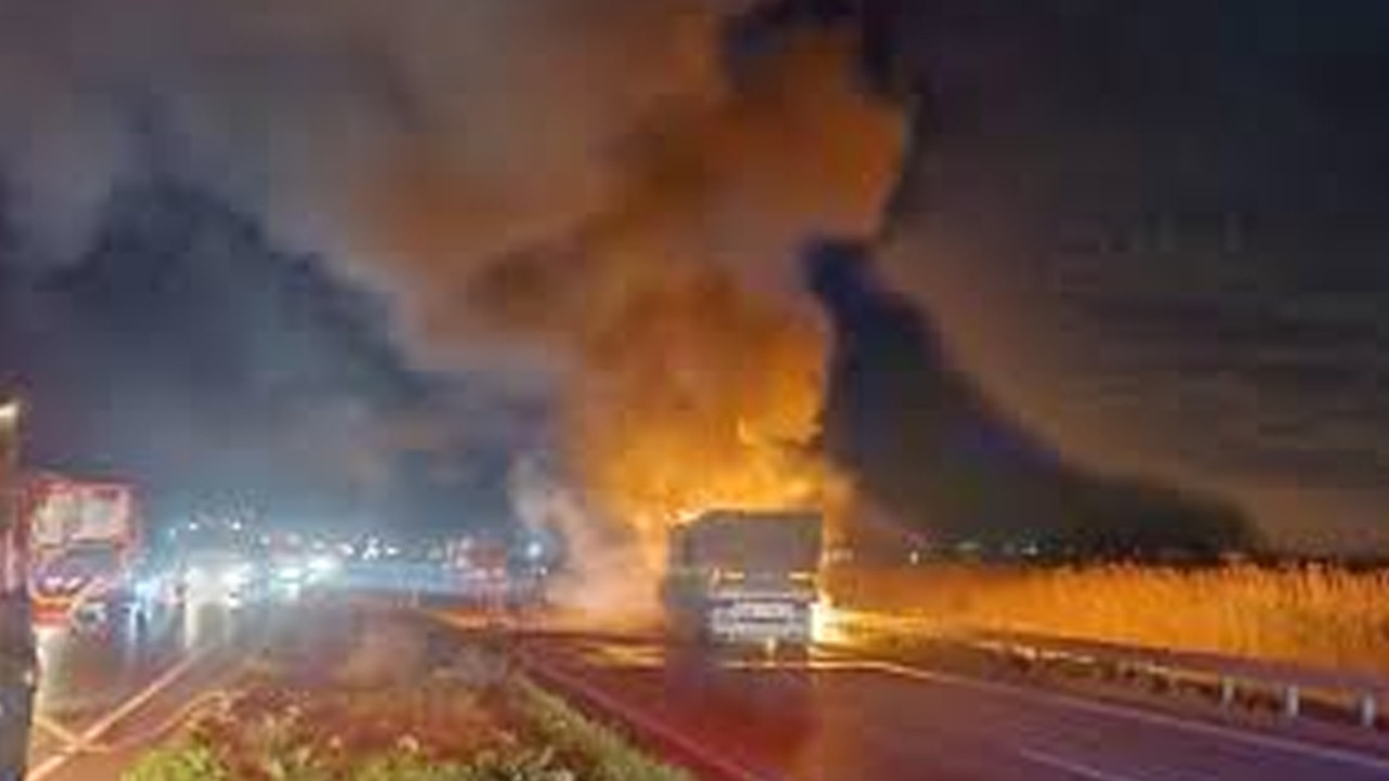 Bursa'da buğday yüklü TIR alev alev yandı