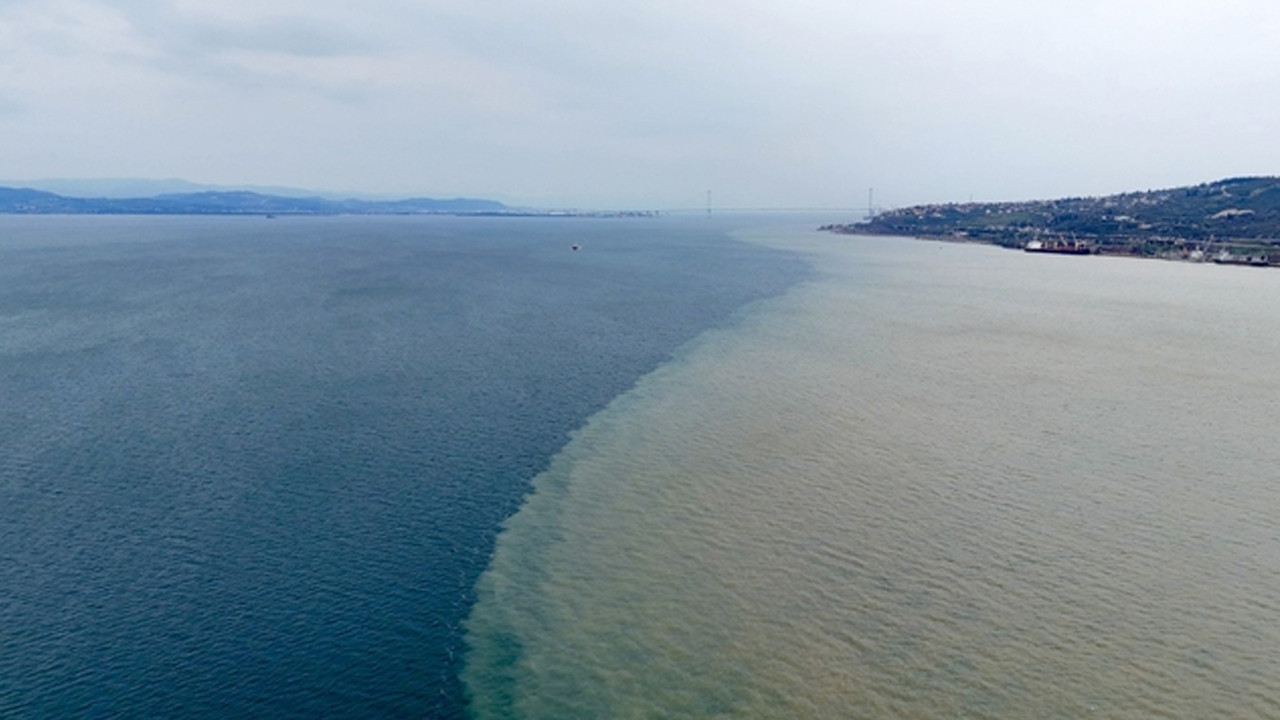 Derenin taşıdığı çamur İzmit Körfezi'nin rengini değiştirdi