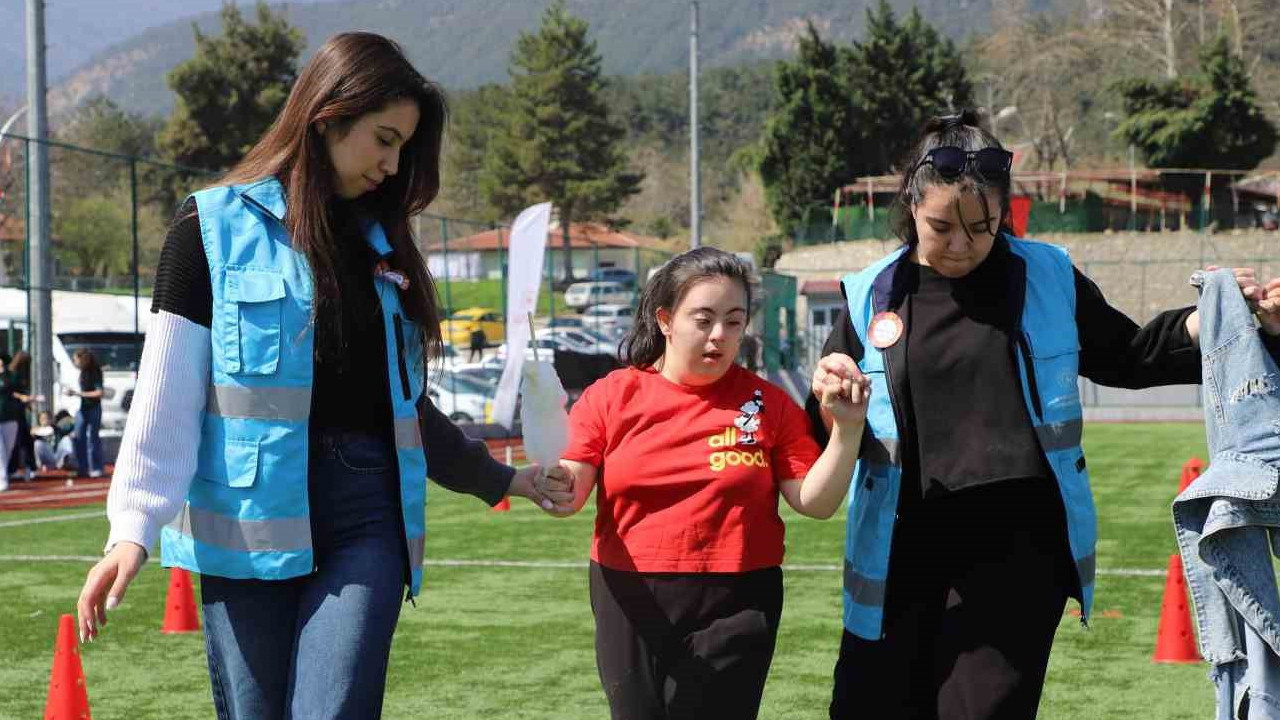 Otizm Farkındalık Günü’nde özel öğrenciler futbol sahasında bir araya geldi