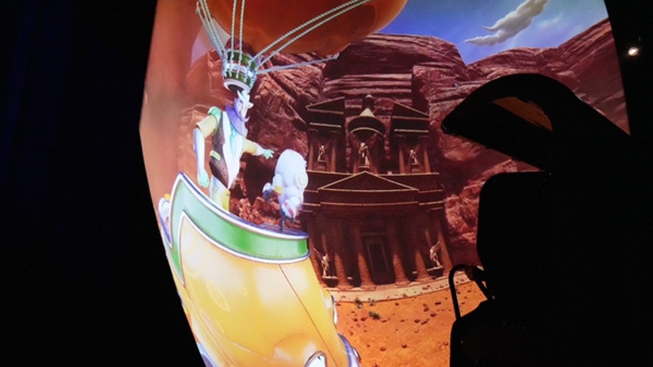 Türkiye’de ilk: Uçan sinema vatandaşların ilgisini çekti