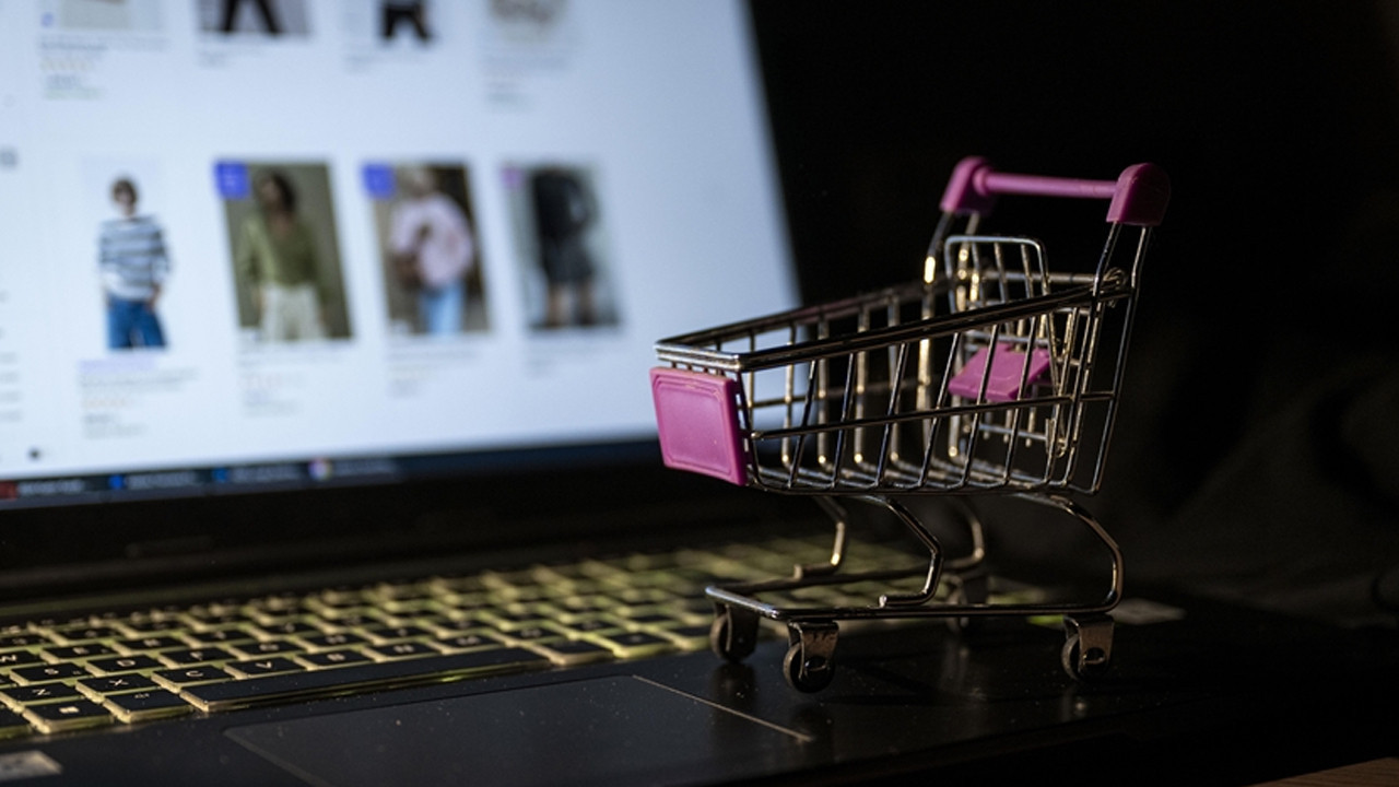 Yurt dışı alışverişte ibre tersine döndü: Kartlı harcamada yeni dönem