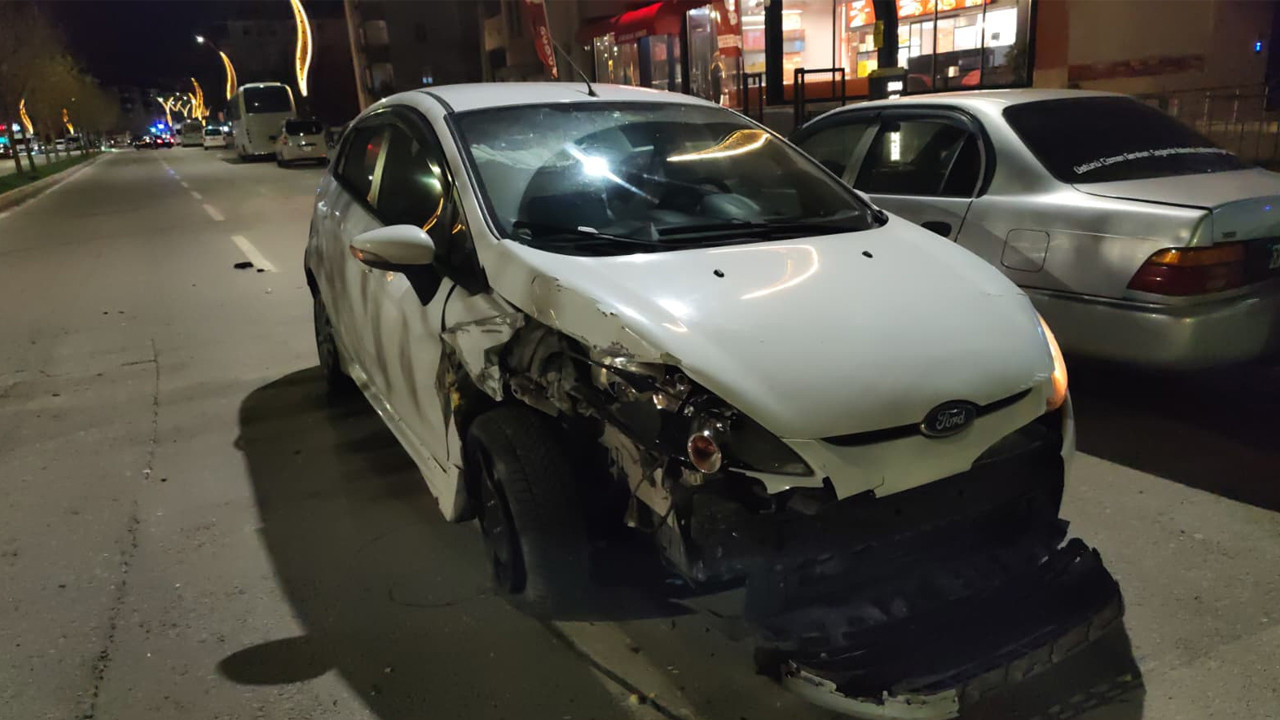 Aksaray’da alkollü sürücü park halindeki araçlara çarparak durabildi