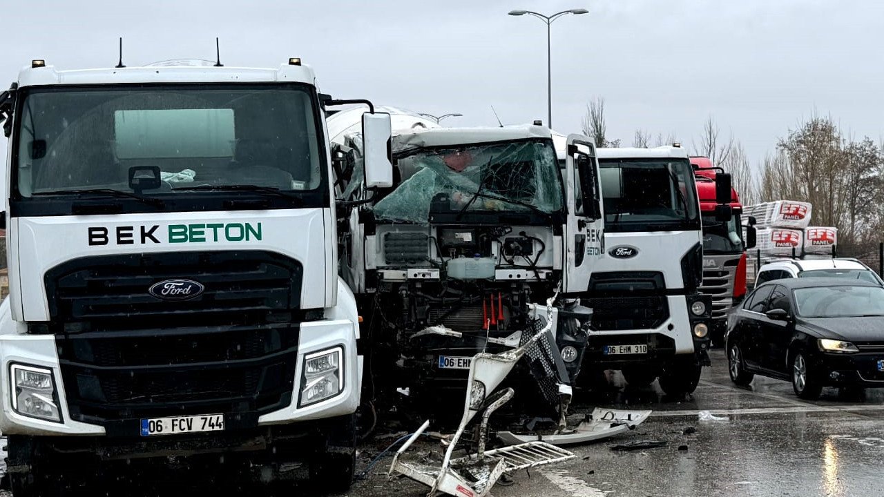 Ankara'da kırmızı ışıkta mikser faciası: Hurdaya döndüler: 1 yaralı