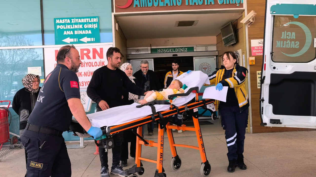 Çaydanlık devrildi, kaynar su 9 aylık bebeğin üzerine döküldü