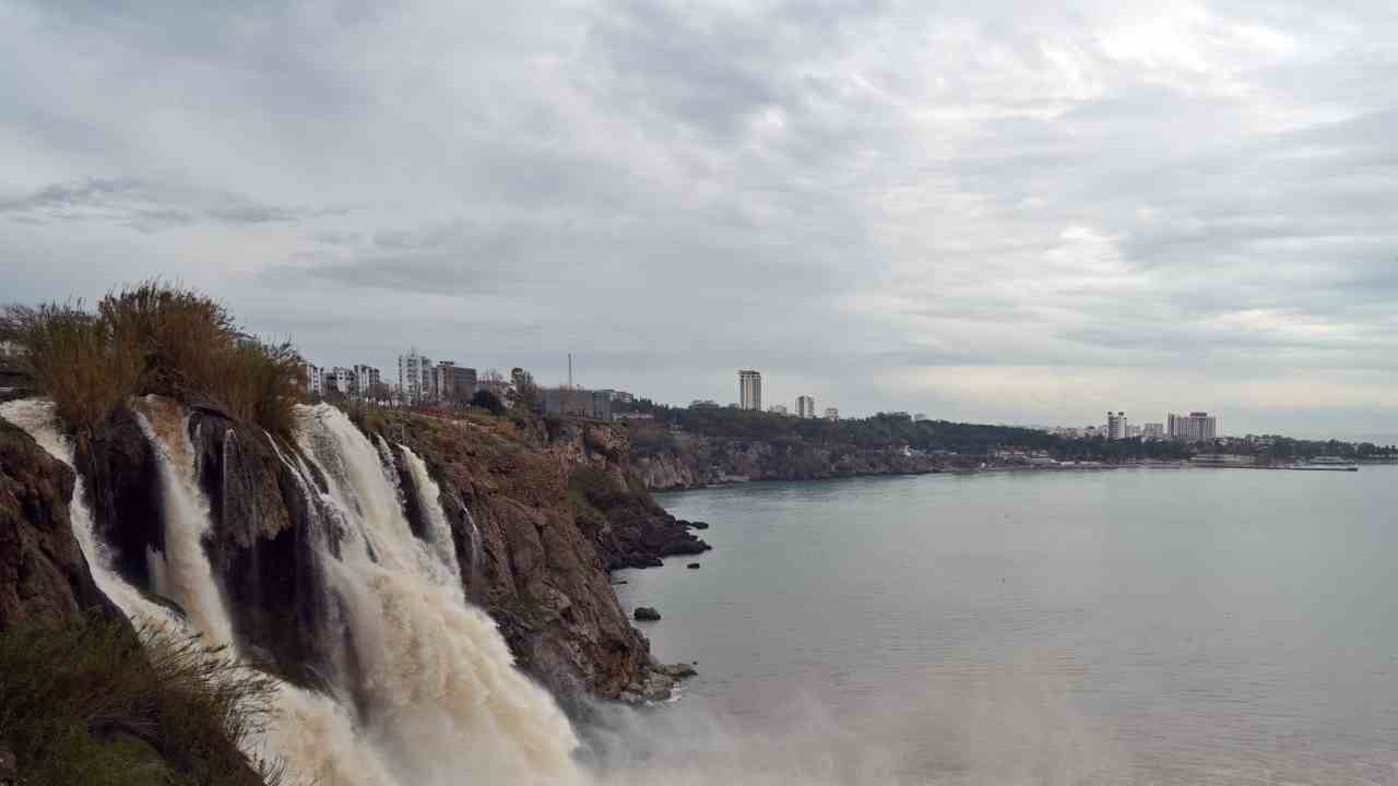 Dünyaca ünlü şelale, yağmurla denizi kahverengiye bürüdü