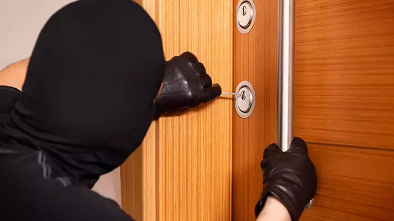 Evden çıkarken ve uyumadan önce bunu mutlaka yapıyoruz... Kapıyı böyle kilitlemek hırsızların işini kolaylaştırıyor