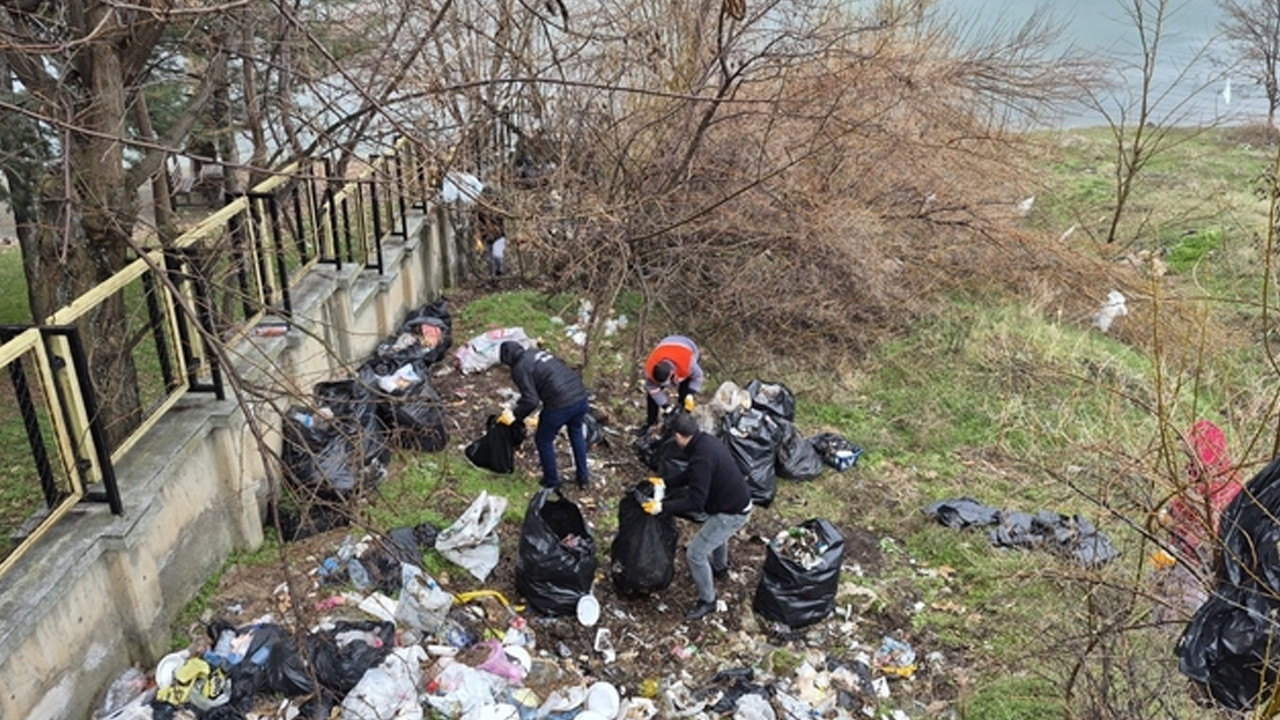 Hazar Gölü sahilindeki kirliliğe müdahale edildi