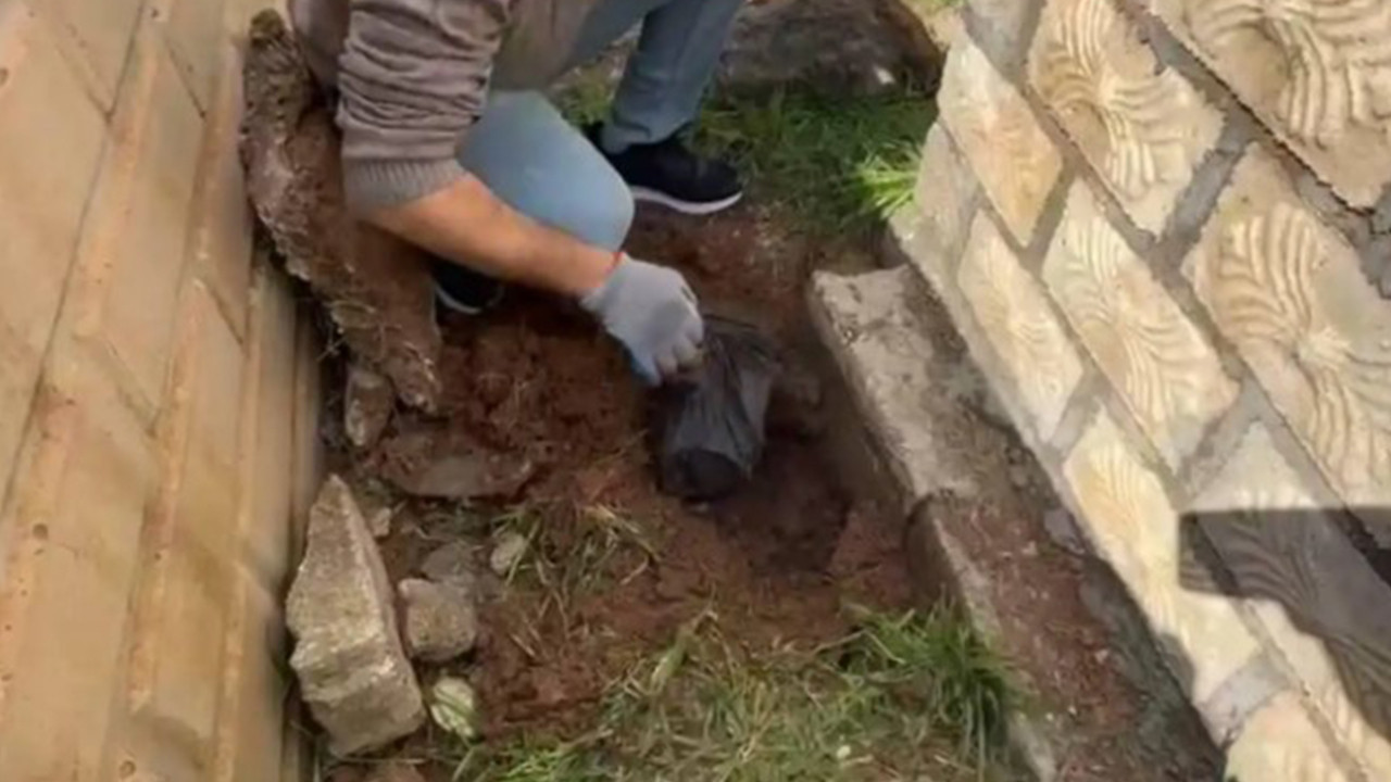 Mezarlıkta gömülü 2 kilo 378 gram eroin ele geçirildi