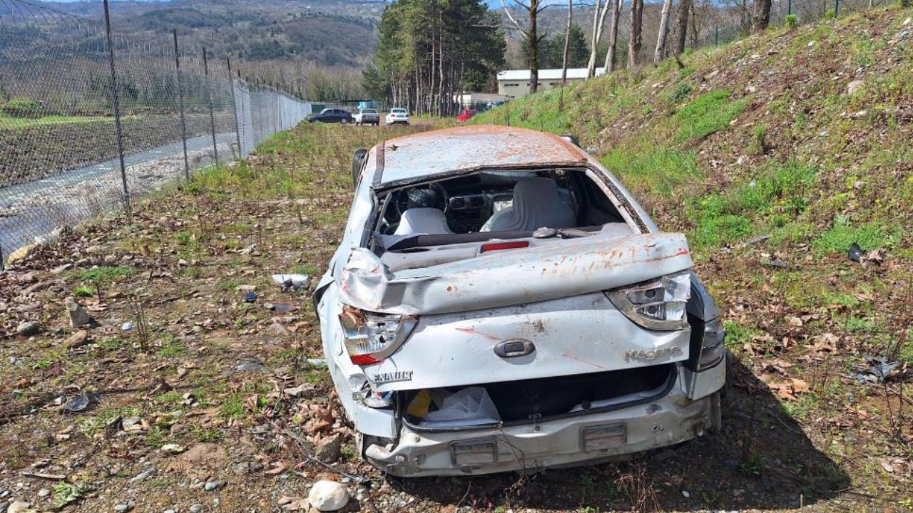 Otomobil kontrolden çıktı: Cezaevi bahçesine uçtu