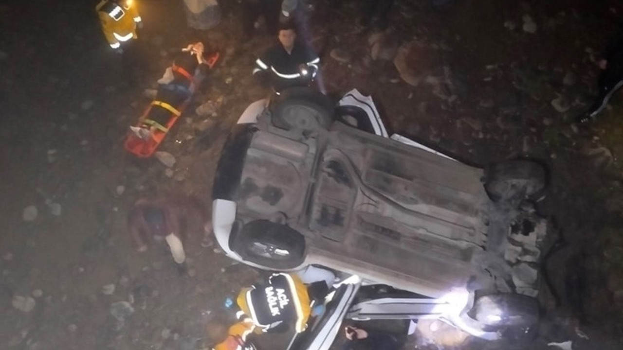 Otomobil köprüden dere yatağına uçtu: 2 yaralı
