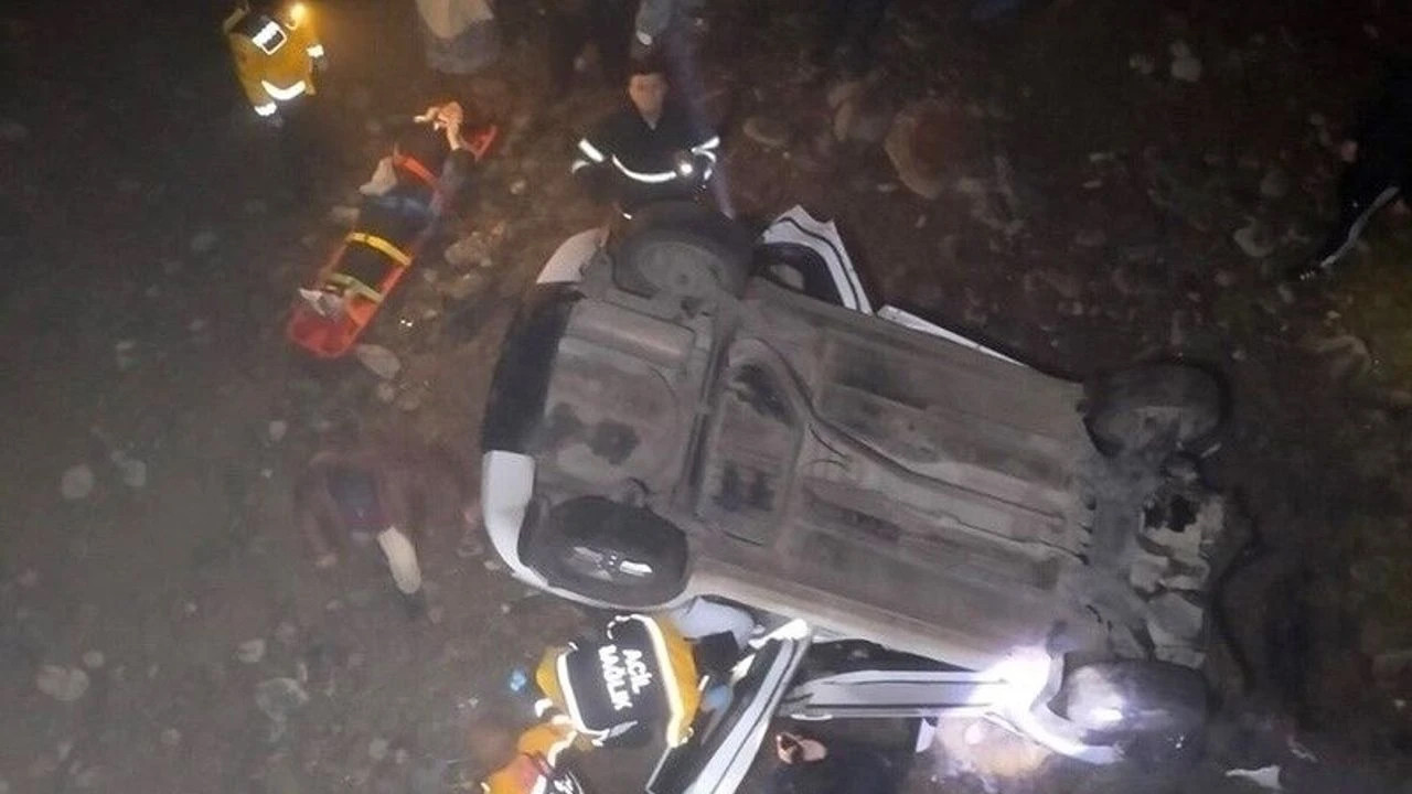 Samsun’da otomobil köprüden dere yatağına uçtu: 2 kişi yaralandı