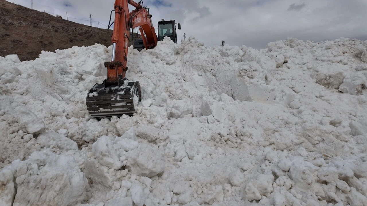 Şırnak’ta çığ düşen kara yolu ulaşıma kapandı