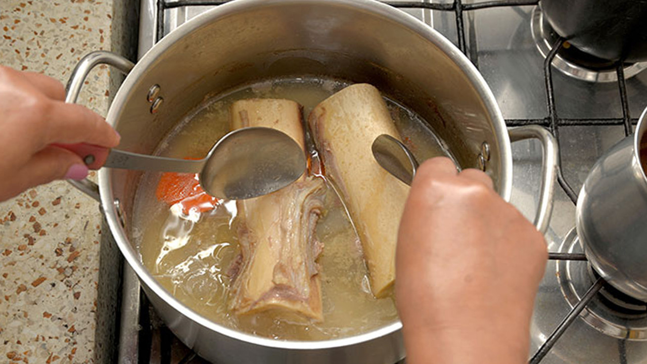 4 kişilik aile için Kemik Suyu Çorba