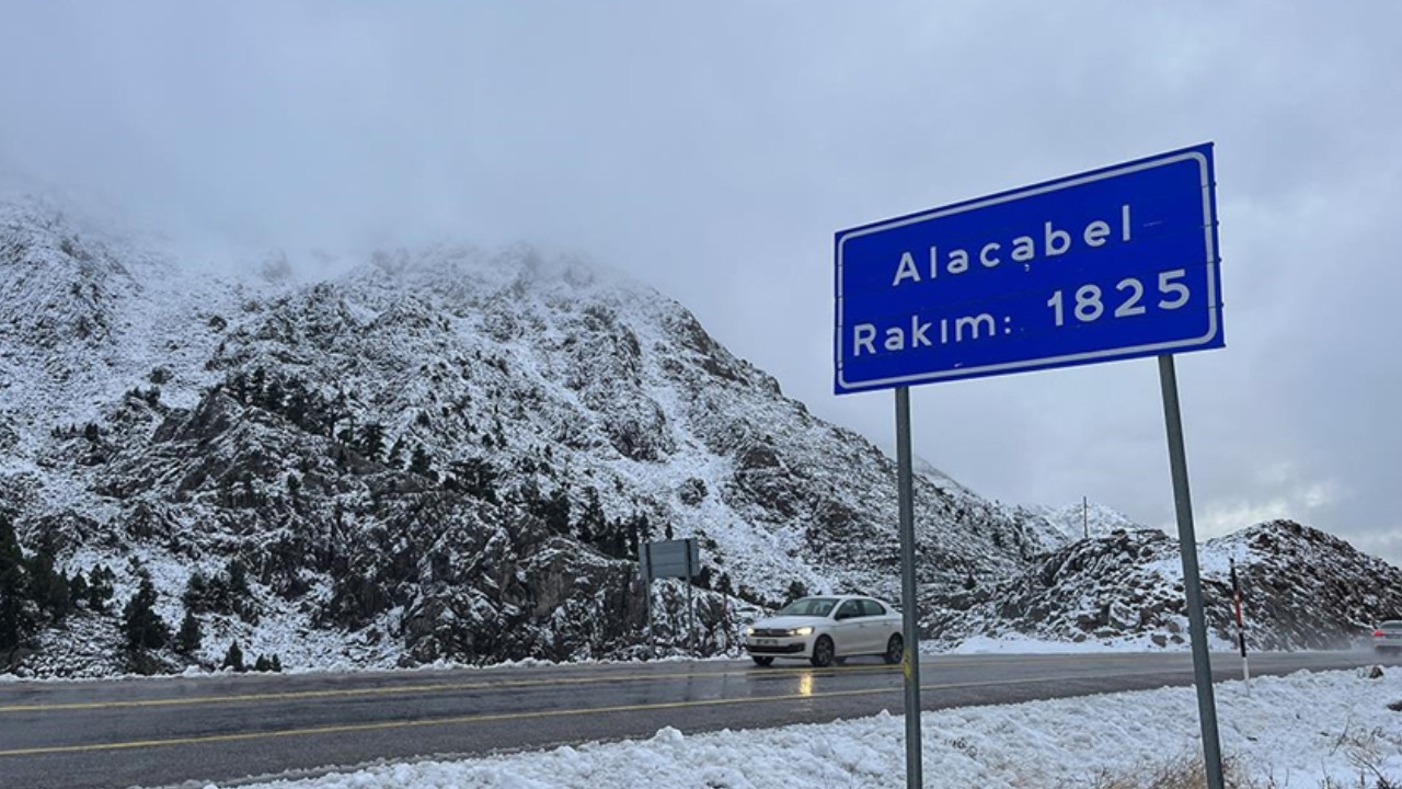 Antalya'nın Alacabel mevkisinde kar: Ulaşım aksadı