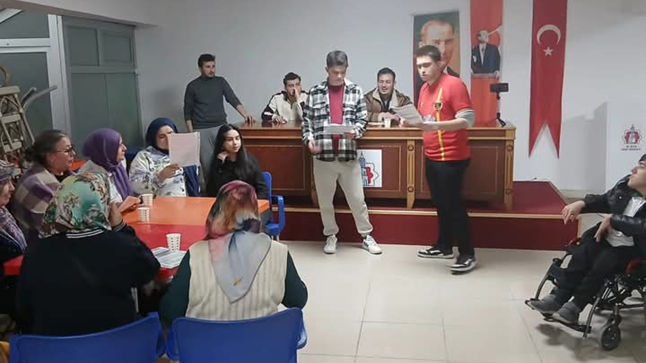 BİEYDER üyeleri tiyatro oyunlarının ilk gösterimine hazırlanıyor