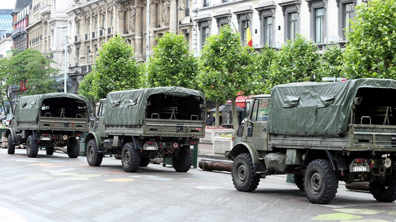 Brüksel’de güvenlik önlemi: Askerler metroda devriyede