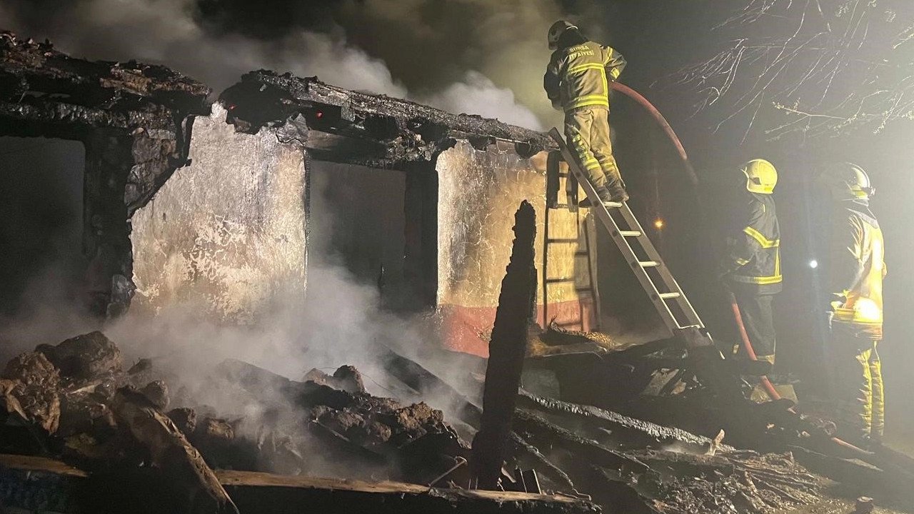 Bursa’da 2 katlı ev alev alev yandı