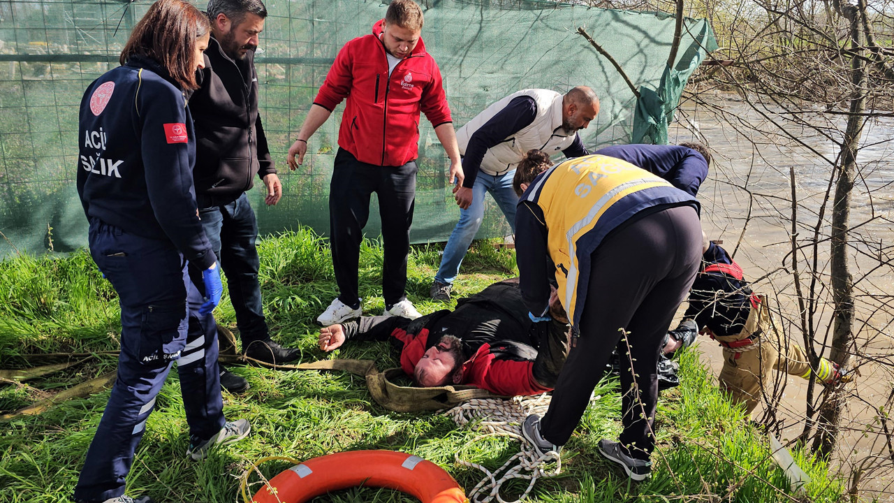 İtfaiye azgın sulardan çekip aldı: Tunca Nehri’nde korku dolu anlar