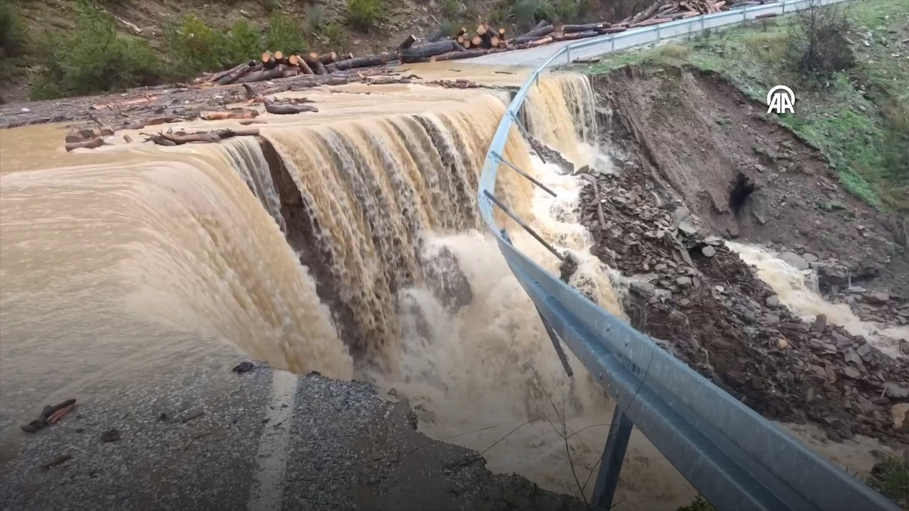 Kaya parçaları yola düştü, ulaşım kapandı