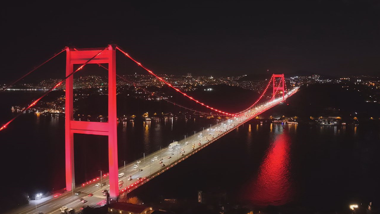 Köprüler ve kuleler renklendi: Otizm için tek yürek İstanbul