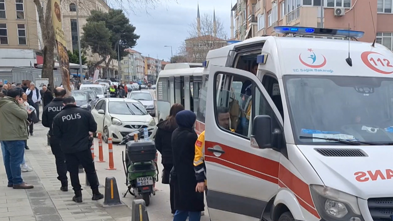 Maltepe'de yolcu minibüsü ile otomobil çarpıştı: Facianın eşiğinden dönüldü