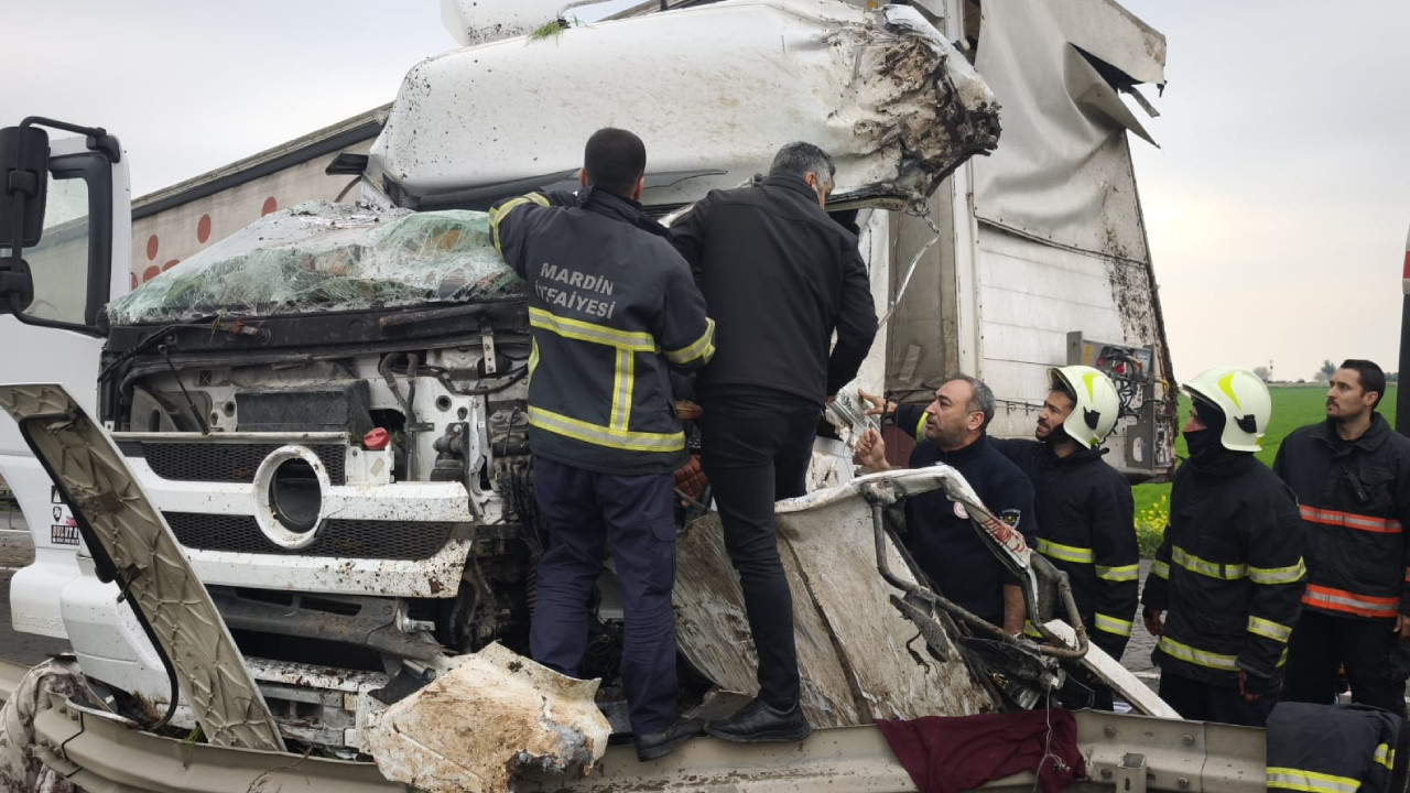 Mardin’de TIR bariyerlere çarptı: 1 ağır yaralı