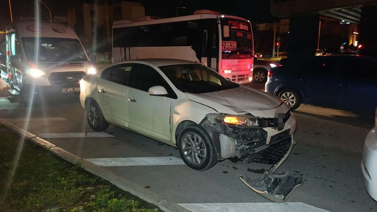 Otomobil ile çarpışan motosikletli yerde kaldı