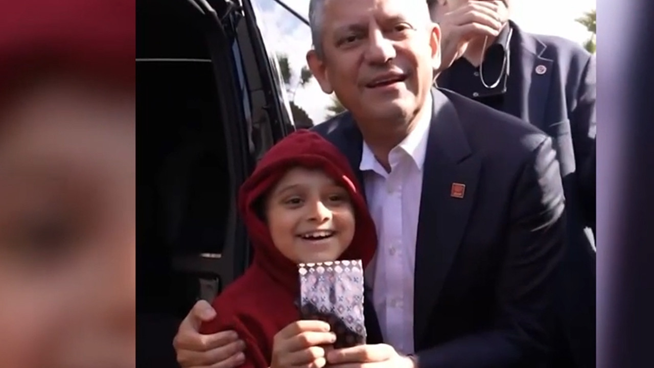 Özgür Özel'den yanına gelen çocuğa hediye