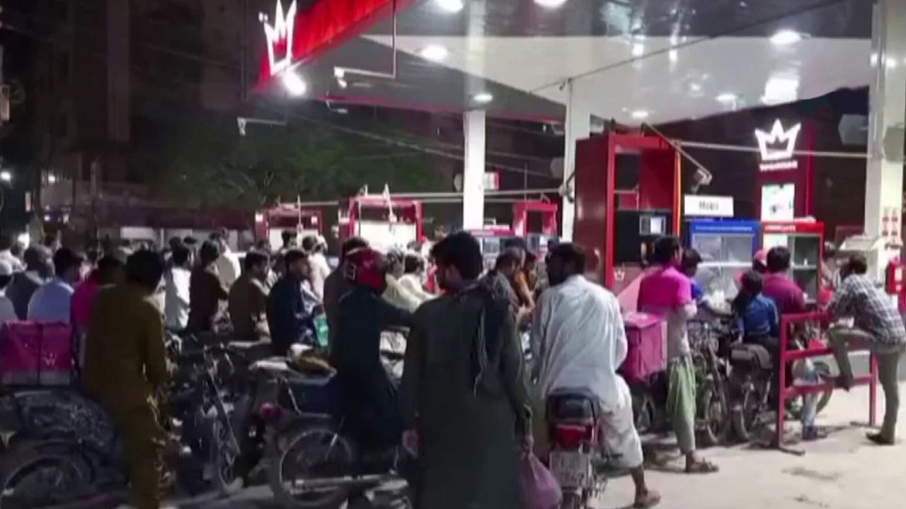 Pakistan'da savaş etkisi: Benzin ve dizel fiyatlarında yüzde 54'e varan zam