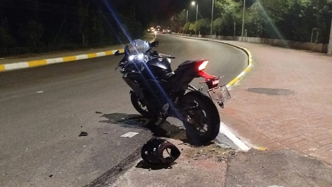 Serik’te midibüs ile çarpışan motosikletli kişi yaralandı