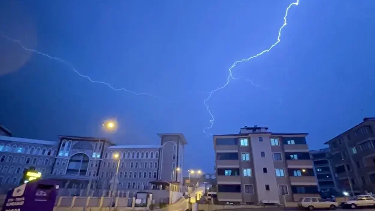 Şimşekler gökyüzünü aydınlattı