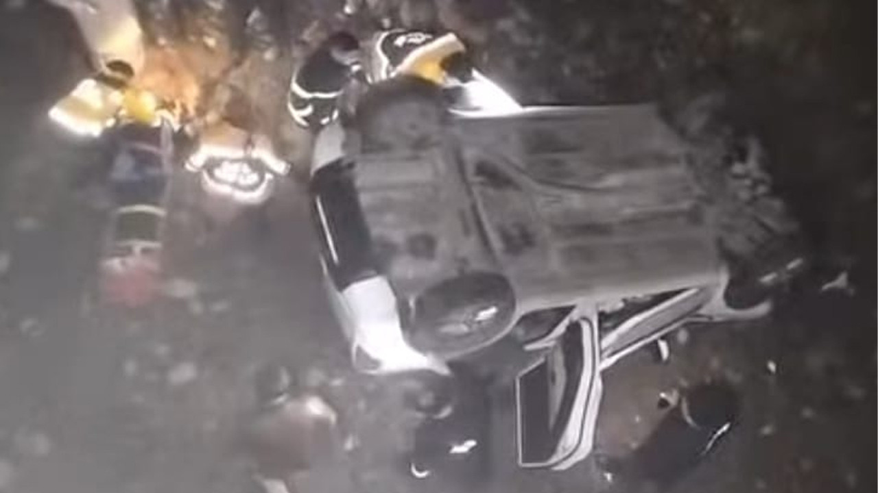 Ünye Akçay’da köprüden dereye uçan araçta 2 kişi yaralandı