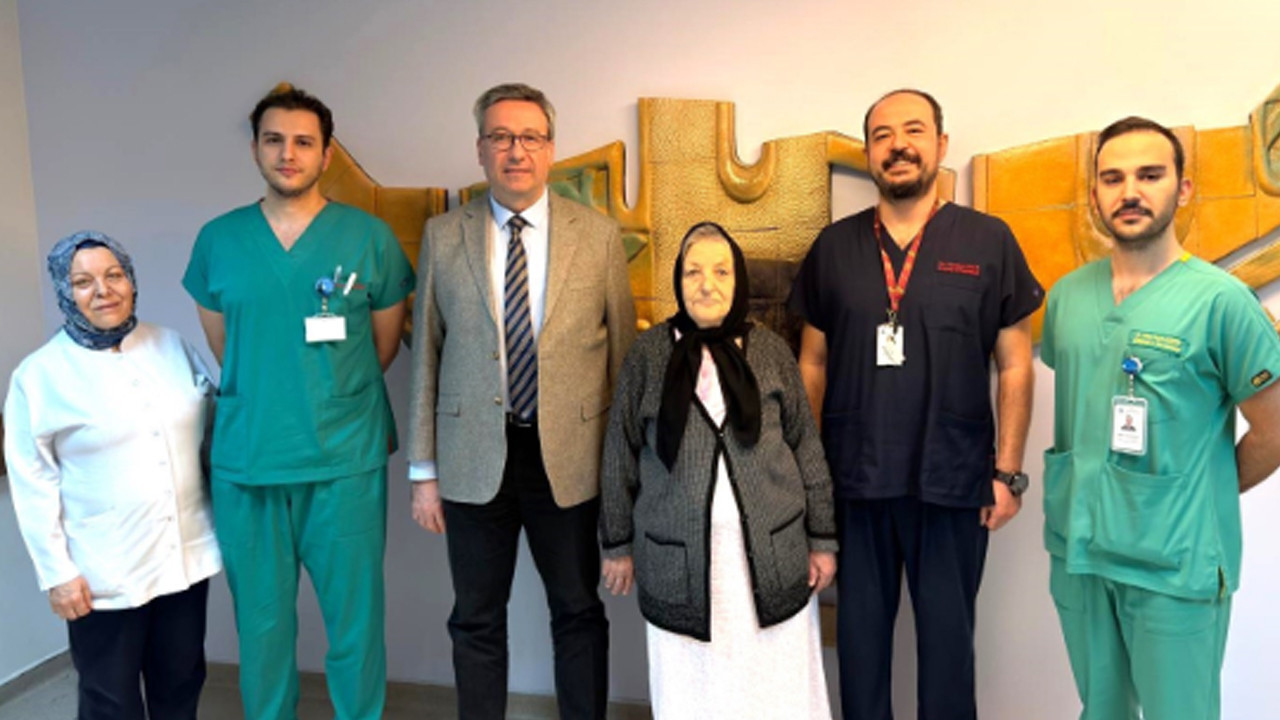 Vücudundan operasyonla 3,7 kiloluk tümör çıkartılan hasta sağlığına kavuştu