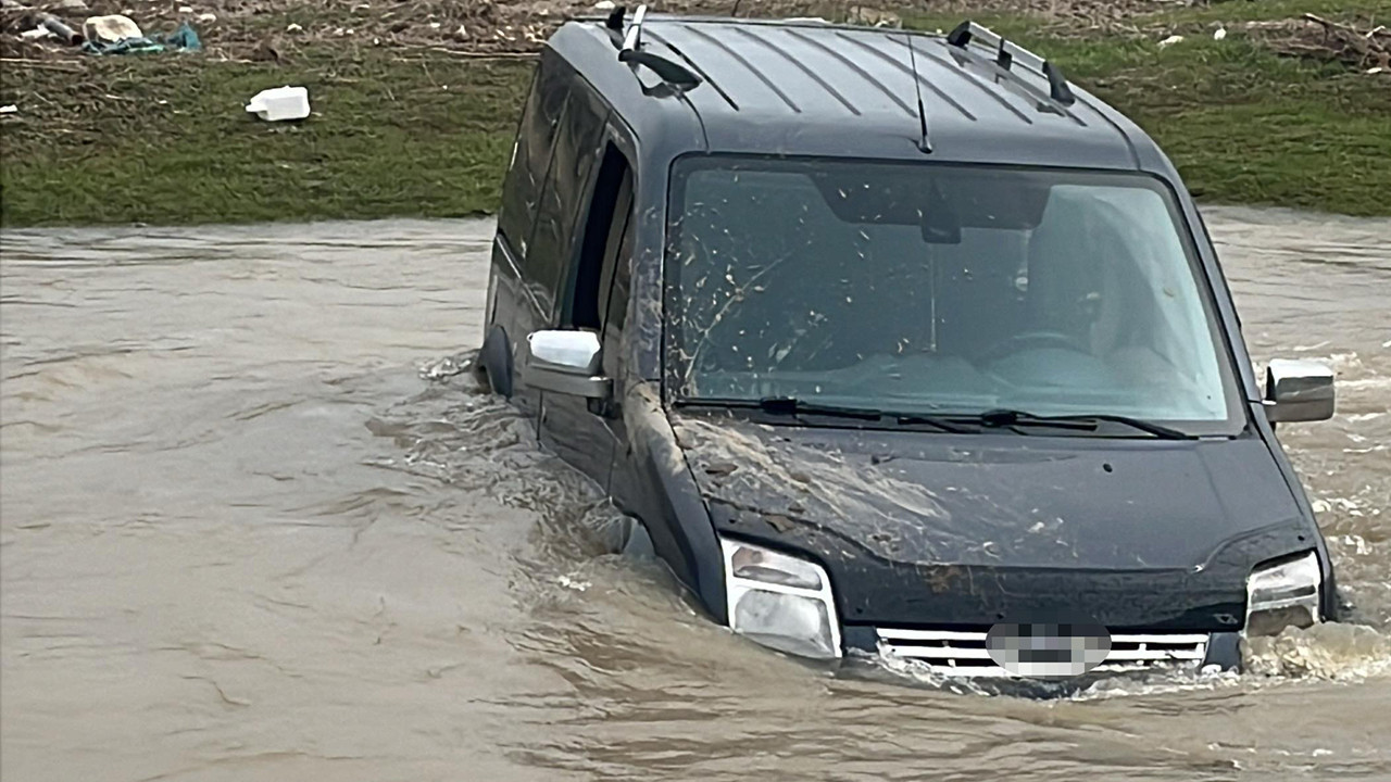 Afyonkarahisar'da yolunu kaybetti: Çayı geçmeye çalışırken suda mahsur kaldı